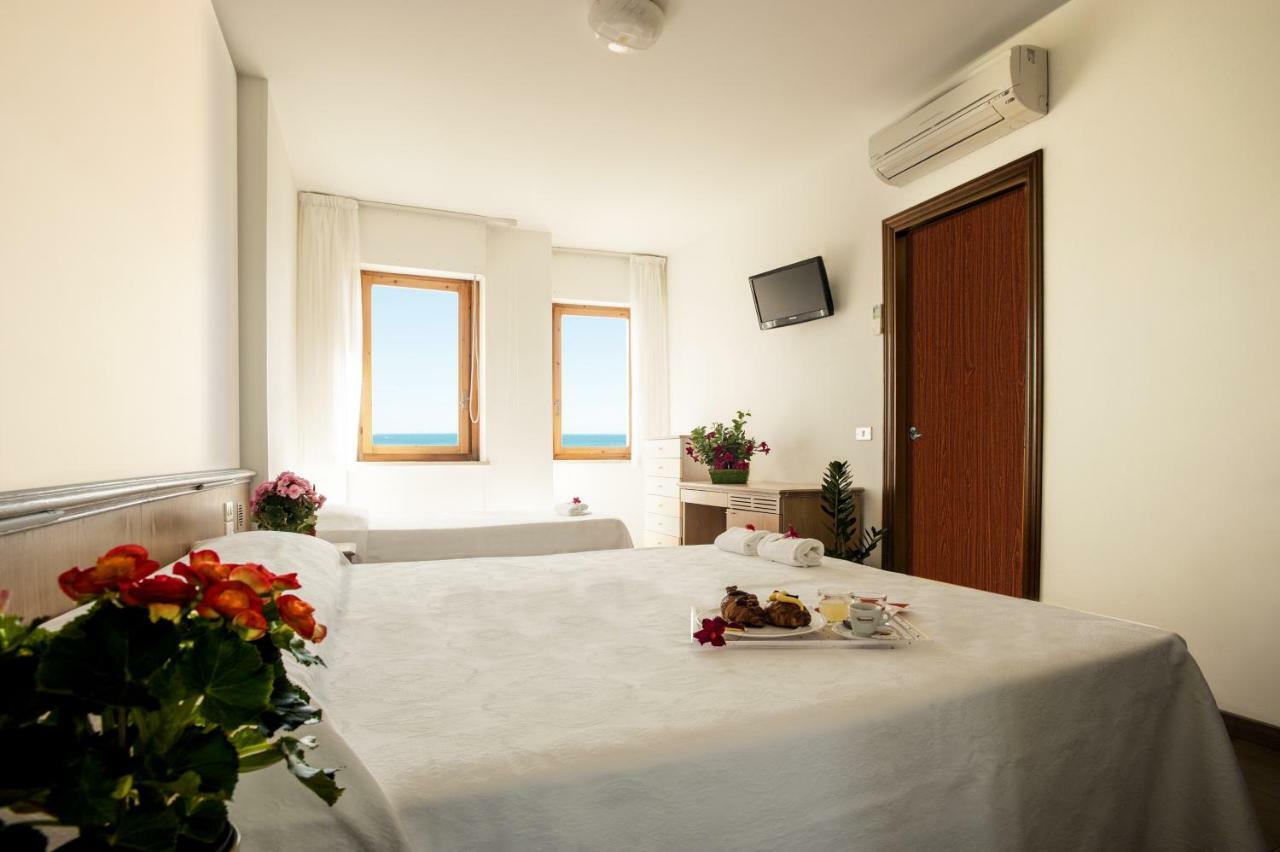 Hotel Esperia Alba Adriatica Esterno foto